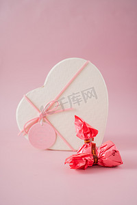 酒礼盒摄影照片_巧克力甜食食品礼物礼盒摄影图配图