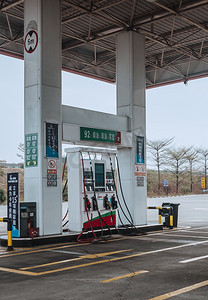 汽车加油摄影照片_加油站石油汽车燃料能源摄影图配图