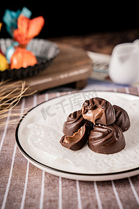 巧克力酒心甜食食品美食摄影图配图