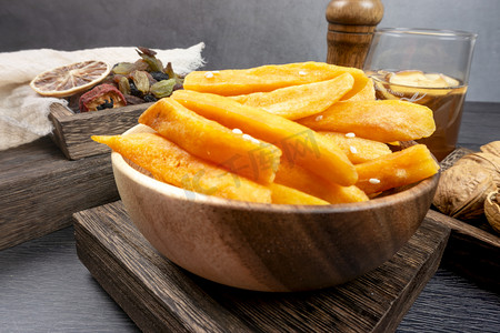 木碗里的条状酥脆番薯小吃零食摄影图配图
