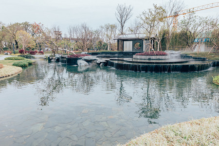 小区物业摄影照片_楼盘水景春季楼盘庭院水景设计亲水系楼盘摄影图配图