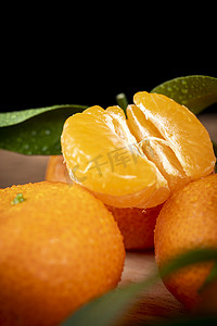 酸甜摄影照片_橘子水果砂糖橘桌子剥开摄影图配图