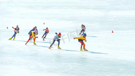 集体摄影照片_集体滑冰竞赛上午人物冰场运动摄影图配图