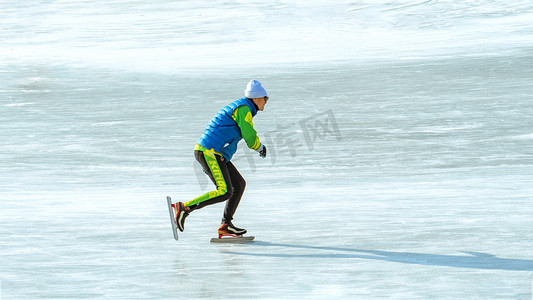 单人速滑上午人物冰场运动摄影图配图
