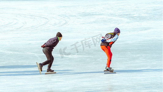 冰雪运动手绘摄影照片_成人滑冰上午人物冰场运动摄影图配图