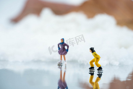 冬天素材摄影照片_小人滑雪白天小人滑雪场地室外小人滑雪摄影图配图