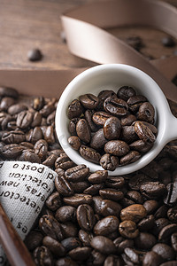 咖啡咖啡豆咖啡豆桌子倾倒摄影图配图