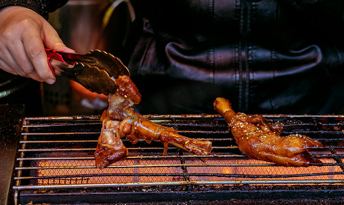 羊蹄摄影照片_烤羊蹄上午羊蹄烧烤美味摄影图配图
