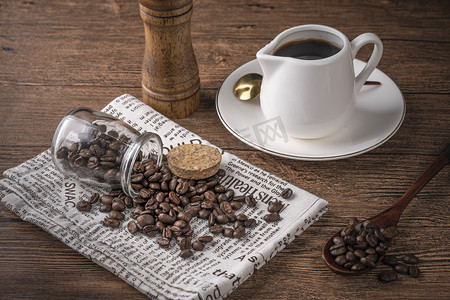 研磨咖啡摄影照片_咖啡食物咖啡豆桌子摆放摄影图配图