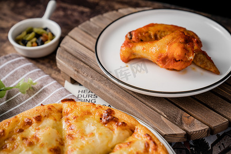 奥尔良烤翅摄影照片_奥尔良烤鸡披萨美食食品摄影图配图