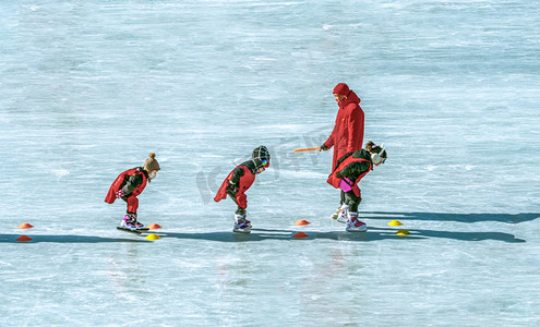 冰雪运动手绘摄影照片_滑冰上午人物冰场运动摄影图配图