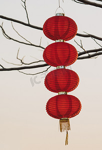 中国风喜庆红色摄影照片_灯笼红色挂饰喜庆传统节日摄影图配图
