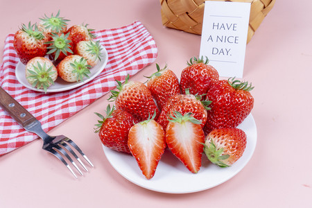 美味鲜甜食材新鲜红草莓摄影图配图