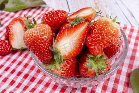 红格子布玻璃碗草莓水果摆拍摄影图配图