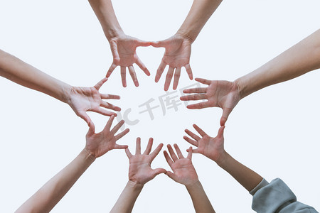 手势白天多人的手室内白背景伸出手撑围圈摄影图配图