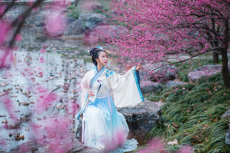 中古风梅花摄影照片_春天蓝色汉服女子户外梅花赏花摄影图配图