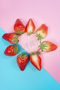 蓝粉双拼背景花型排列奶莓造型水果摄影图配图