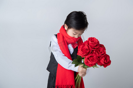 人物潇洒摄影照片_新年新春拜年穿西装帅气男孩室内送玫瑰花摄影图配图