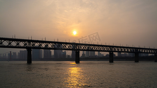 武汉城市建筑夕阳桥长江大桥长江摄影图配图