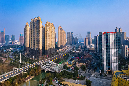 武汉城市建筑晴天建筑汉街仰拍摄影图配图