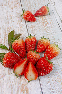 白色木板红色草莓水果食材摆拍摄影图配图