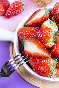 粉色草莓摄影照片_紫粉色背景陶瓷碗里大草莓营养食材摄影图配图