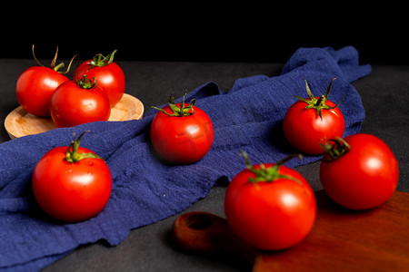 果蔬棚拍大番茄室内静物摄影图配图