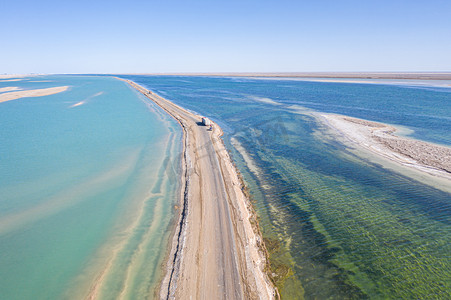 骑行青海湖摄影照片_公路白天湖湖拍摄摄影图配图