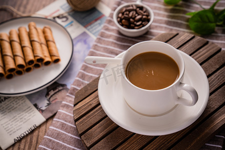 咖啡豆摄影照片_咖啡下午茶饮品蛋卷食品摄影图配图