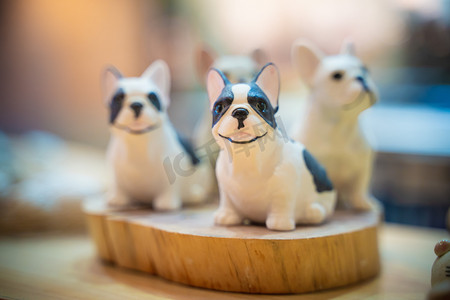 陶瓷摆设室内三只小狗雕刻品雕刻摄影图配图