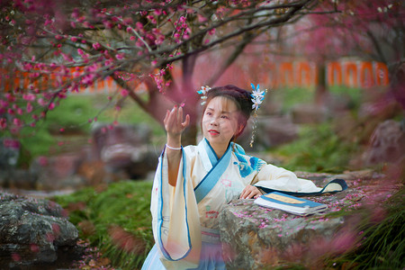 中春天国风摄影照片_中国风古风汉服女子春天汉服古风户外赏梅摄影图配图