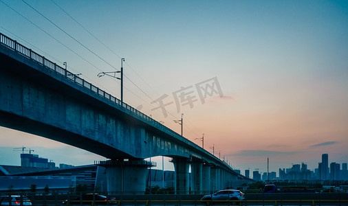 公路交通高架桥黄昏晚霞摄影图配图