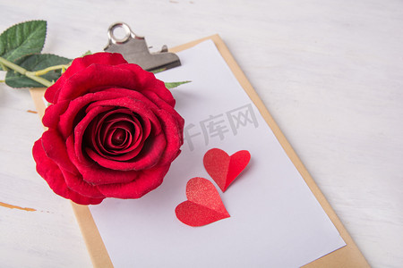 白色爱心摄影照片_情人节白天玫瑰花和爱心木桌上摆放摄影图配图