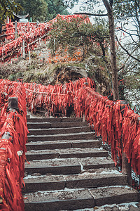 花西子同心锁摄影照片_阶梯祈福阶梯山顶春节摄影图配图