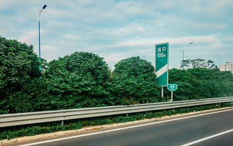 高速马路摄影照片_高速公路交通标识指示牌摄影图配图