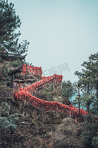 同心同行摄影照片_祈愿傍晚绸带山顶仰拍摄影图配图