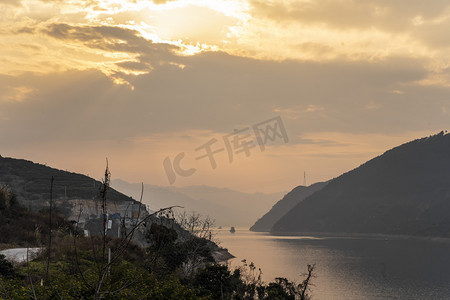 黄昏夜晚天空摄影照片_城市黄昏天空岸边抓拍摄影图配图