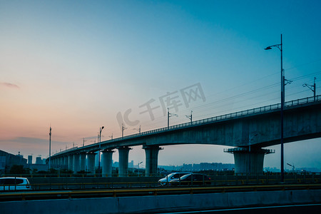 高架桥黄昏日落晚霞交通摄影图配图