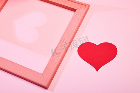 情人节室内心形卡纸棚拍表白摄影图配图