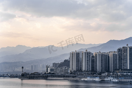 过年风景摄影照片_城市夕阳楼房岸边抓拍摄影图配图