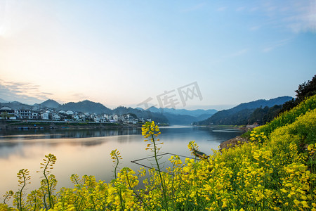 水墨风头像摄影照片_江水早上村子江边无摄影图配图