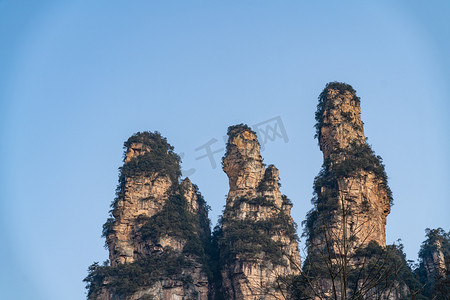 三老峰夕阳怪石山丘山峰摄影图配图