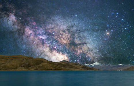 西藏风景摄影照片_西藏羊湖星空夜晚山峰湖面天空室外摄影摄影图配图