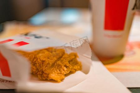 肯德基门牌摄影照片_肯德基里的鸡米花室内零食肯德基俯拍摄影图配图