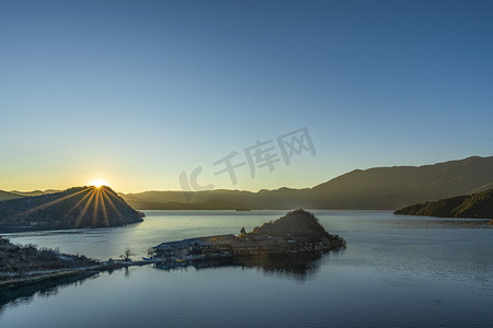 出行游摄影照片_泸沽湖日出清晨湖面太阳室外摄影摄影图配图