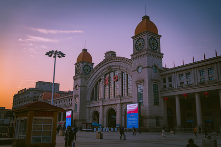 暑假出行计划表摄影照片_武汉城市建筑夕阳广场汉口火车站斜视摄影图配图