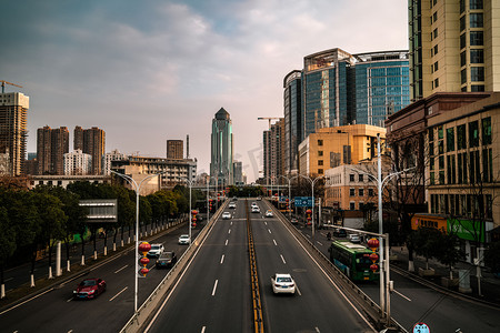 城市车路摄影照片_武汉城市交通晴天交通航空路直视摄影图配图