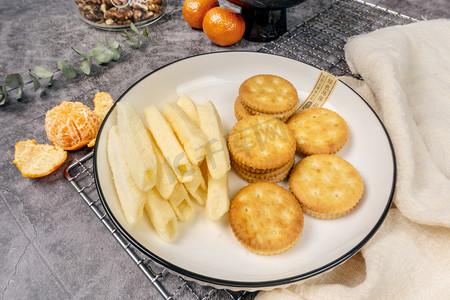 圆盘里的饼干薯条美食小吃摄影图配图