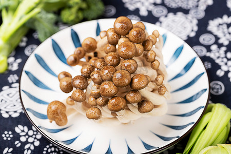 线稿蘑菇摄影照片_蘑菇真菌一盘蟹味菇生鲜食材摄影图配图