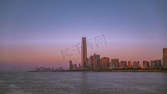 武汉城市建筑夕阳城市建筑沙滩仰拍摄影图配图